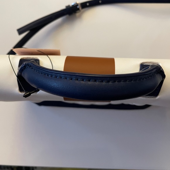 Danielle Nicole Crossbody purse with top handle and removable strap - Picture 3 of 8